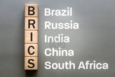 Foto de Bloques de madera dispuestos en la abreviatura BRICS una alianza internacional de países, Brasil, Rusia, India, China y Sudáfrica - Imagen libre de derechos