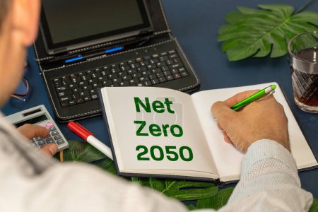 Téléchargez les photos : Profiter du projet Net Zero 2050, Plan ambitieux pour réduire la pollution et réduire l'effet de serre, Concept environnemental - en image libre de droit
