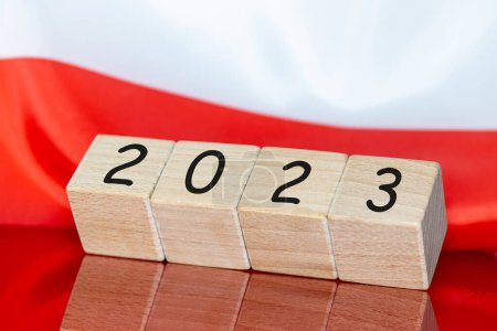 Téléchargez les photos : Elections en Pologne année 2023, Bannière nationale blanche et rouge et année 2023 sur les blocs de bois, Concept de l'année électorale et encouragement au vote universel - en image libre de droit
