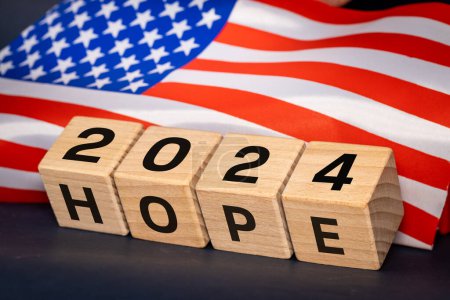 Téléchargez les photos : Drapeau des Etats-Unis et blocs de bois avec le symbole de 2024 et le mot espoir, Beau fond bleu marine, Concept, Politique et social - en image libre de droit