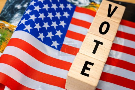 Foto de Bandera estadounidense, elecciones estadounidenses, voto de texto sobre bloques de madera - Imagen libre de derechos