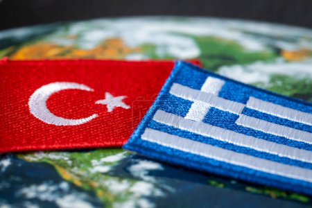 Türkei und Griechenland, Länderflaggen auf dem Hintergrund des Globus, Konzept, gegenseitige Beziehungen, Nachbarländer, umstrittenes Territorium