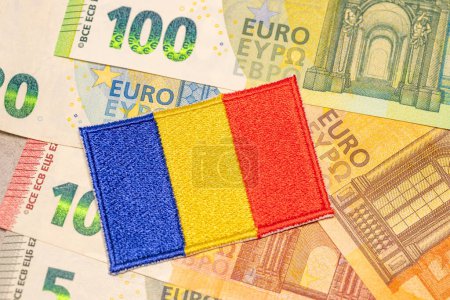 Euro-Banknoten und rumänische Flagge Konzept, Umrechnung rumänischer Lei in Euro, Einführung der gemeinsamen europäischen Währung durch Rumänien