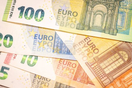 Téléchargez les photos : Différents types de billets en euros, Économie et politique budgétaire de la zone euro, Couché plat, Concept financier et commercial - en image libre de droit