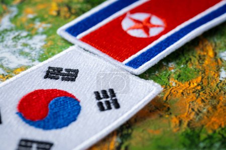 Foto de Banderas de Corea del Norte y Corea del Sur, Concepto de pasado histórico de los países vecinos - Imagen libre de derechos