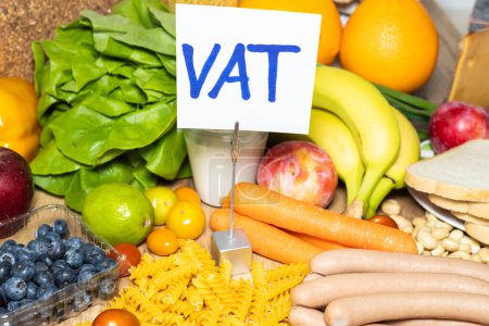 Lebensmittel und ein Schild mit dem Text Mehrwertsteuer-Konzept, Wiedereinführung der Mehrwertsteuer auf Lebensmittel in Polen. Anstieg der Inflation und der Lebensmittelpreise