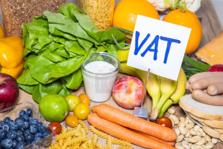 Lebensmittel und ein Schild mit dem Text Mehrwertsteuer-Konzept, Wiedereinführung der Mehrwertsteuer auf Lebensmittel in Polen. Anstieg der Inflation und der Lebensmittelpreise