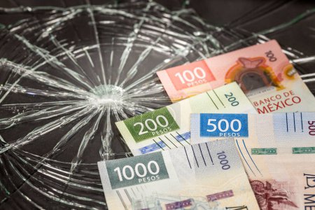 Mexiko-Geld, Pesos-Probleme, Schwächung der mexikanischen Währung, Bündel mexikanischen Geldes auf Glasscherben Hintergrund, Finanzkonzept oder Versicherungskosten