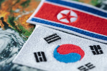 Foto de Banderas de Corea del Norte y Corea del Sur, Concepto de pasado histórico de los países vecinos - Imagen libre de derechos