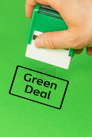 Oficial poniendo un sello aprobando el acuerdo verde, fondo verde, vertical, espacio de copia