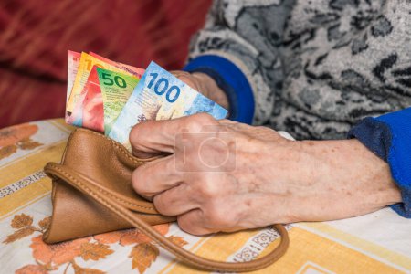 Ein Rentner in der Schweiz zählt Geld, Schweizer Franken - Probleme älterer Menschen, Finanzkonzept