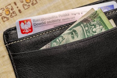 Polnisch Neuer Personalausweis und 100 PLN Banknote, Personalausweis, Geld für laufende Ausgaben, schwarzer Geldbeutel, Polens Finanzen und offizielle Angelegenheiten