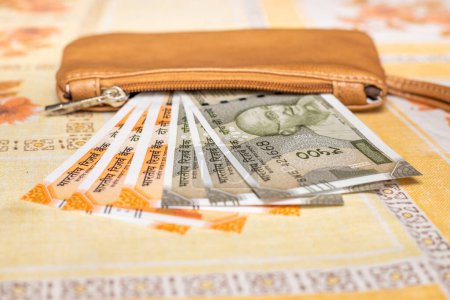 Damenhandtasche mit indischen Rupien, Finanzkonzept, Indien-Geld, Die höchsten Stückelungen von 200 und 500 Rupien