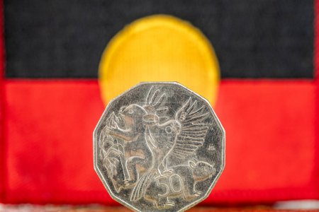 Bandera aborigen con 50 centavos australianos moneda, Concepto, situación de los pueblos indígenas de Australia, primer plano