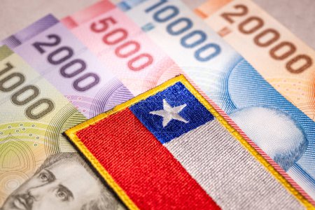 Chiles Finanzen, Chilenischer Pesos und chilenische Flagge, Wirtschafts- und Fiskalpolitik Chiles, Flache Lage, Finanz- und Geschäftskonzept