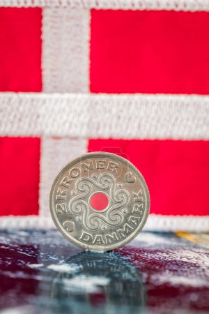 Dänische Krone, dänische Flagge, Finanzunternehmenskonzept, vertikales Foto