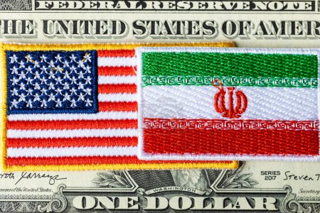Flaggen der USA und des Iran vor dem Hintergrund des US-Dollars, des Finanzkonzepts, der Auswirkungen der gegenseitigen Beziehungen und des US-Dollarkurses