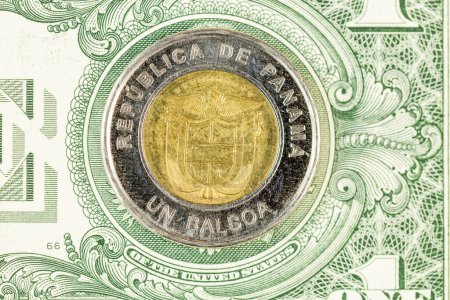 Panama-Geld, Panama 1 Balboa-Münze auf Dollarhintergrund, Finanzkonzept