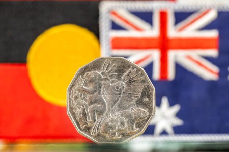 Bandera aborigen y australiana con moneda de 50 centavos. Concepto relacionado con Australia