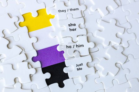 Un puzzle retiré montrant le symbole des gens non binaires et les mots qu'ils eux, elle, lui, lui, juste moi. Concept, diversité des genres, personnes ayant une identité de genre non binaire, personnes transgenres.