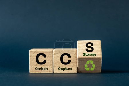 CCS-Speicher zur CO2-Abscheidung. Konzeptwörter CCS Kohlenstoffspeicherung, ökologisches Symbol und Text auf Holzklötzen. marineblauer Hintergrund. Business eco Carbon Capture Speicherkonzept. Kopierraum.