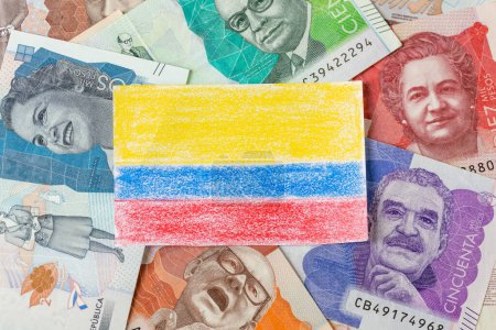 Colombia finanzas, bandera colombiana pintada a mano con lápices de colores y dinero colombiano pesos, concepto, educación financiera y manejo de dinero