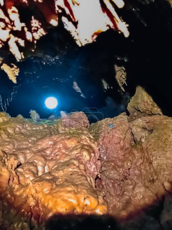 Téléchargez les photos : La grotte naturelle est étroite - en image libre de droit