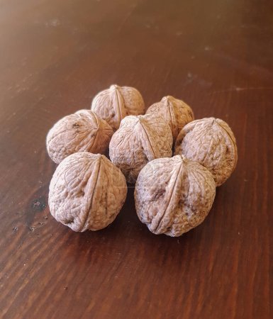 Téléchargez les photos : Discover walnuts and the health benefits of walnuts - en image libre de droit