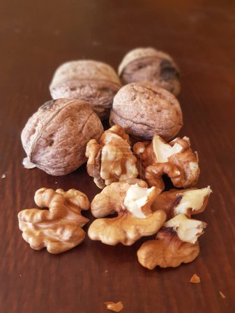 Téléchargez les photos : Exploration du paysage des noix à la table des noix décortiquées et non décortiquées - en image libre de droit