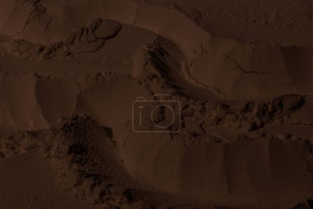 Téléchargez les photos : Texture d'argile, de sable, de terre. Brun. Contexte. Fissures, fissures, vagues, montagnes, cercles, creux. bosselée - en image libre de droit
