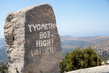 Téléchargez les photos : Pierre avec une inscription dessus en Crète. Photo de haute qualité - en image libre de droit