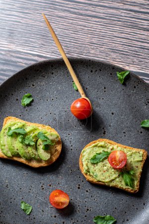 Foto de Tasty breakfast of salmon toast with avocado and tomato - Imagen libre de derechos