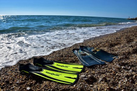 Téléchargez les photos : Accessoires de plage sur la côte de mer - en image libre de droit