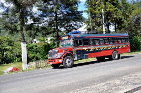 Foto de Guatemala - 24 de junio de 2014: Autobús colorido, modificado y decorado que transporta mercancías y personas entre comunidades en Guatemala. - Imagen libre de derechos