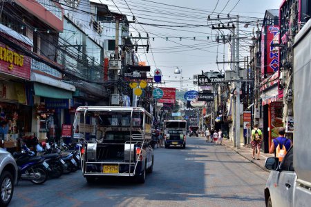 Téléchargez les photos : Thaïlande, Pattaya - 5 février 2018 : Trafic et personnes dans la rue de la ville de Pattaya, Thaïlande. - en image libre de droit