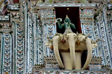 Téléchargez les photos : Bangkok, Thaïlande - 2 février 2018 : Détails du temple bouddhiste Wat Arun en Thaïlande. - en image libre de droit