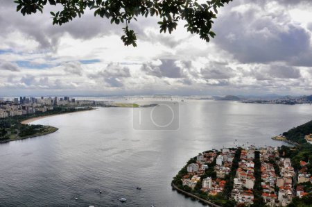 Foto de Vista aérea de Río de Janeiro con montaña Corcovado y montaña Sugarloaf en el horizonte - Imagen libre de derechos