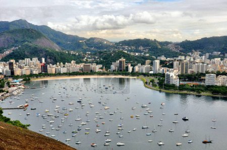 Téléchargez les photos : Vue Aérienne De Rio De Janeiro Avec La Montagne Corcovado Et La Montagne Du Pain De Sucre à L'horizon - en image libre de droit