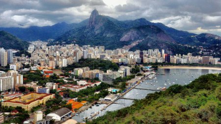 Téléchargez les photos : Vue Aérienne De Rio De Janeiro Avec La Montagne Corcovado Et La Montagne Du Pain De Sucre à L'horizon - en image libre de droit