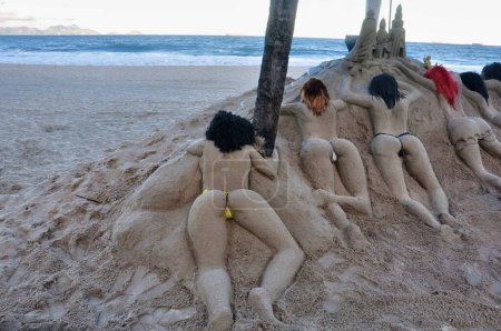 Téléchargez les photos : Sculptures de sable sur la plage de Copacabana à Rio de Janeiro, Brésil - en image libre de droit