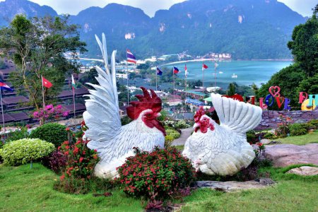 Téléchargez les photos : Sculptures de coq blanc et poulet sur l'île Phi Phi Mer d'Andoman Thaïlande - en image libre de droit