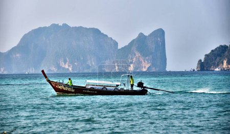 Foto de Hermosa vista del barco de pesca cerca de la isla Phi Phi en Phuket, Tailandia - Imagen libre de derechos