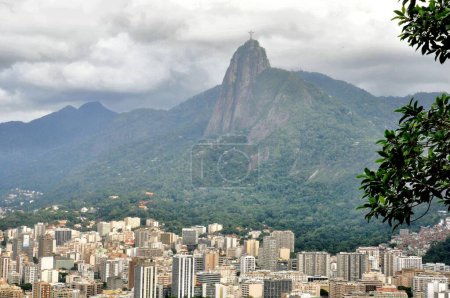 Téléchargez les photos : Brésil, Rio de Janeiro - Juin 2015 : Vue de la statue de Jésus-Christ située sur le sommet du mont Corcovado à Rio de Janeiro. C'est un symbole de Rio de Janeiro et du Brésil - en image libre de droit