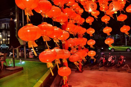 Téléchargez les photos : Lanternes chinoises en papier rouge dans la ville - en image libre de droit