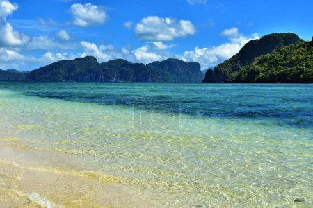 Foto de Hermosa vuew de playa de arena con agua azul y palmeras en Filipinas - Imagen libre de derechos