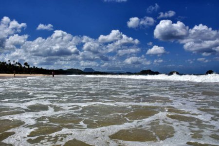 Foto de Playa de arena con agua azul y palmeras en Filipinas - Imagen libre de derechos