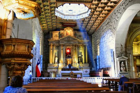 Foto de Santiago, Chile - Febrero 2017: El interior de la iglesia de San Francisco en la capital chilena es la iglesia más antigua de la ciudad. - Imagen libre de derechos