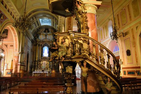 Téléchargez les photos : Santiago, Chili - Février 2017 : L'intérieur de l'église de San Francisco dans la capitale chilienne est la plus ancienne église de la ville. - en image libre de droit