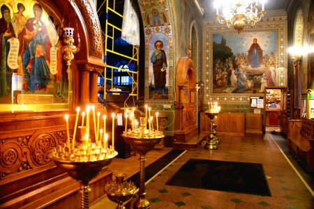 Foto de Kiev, Ucrania, 2 de enero de 2022: Templo interior en el monasterio de Vydubychi es un monasterio histórico en la capital ucraniana Kiev. Monasterio de Vydubitsky - uno de los monasterios ortodoxos más antiguos de Kiev - Imagen libre de derechos