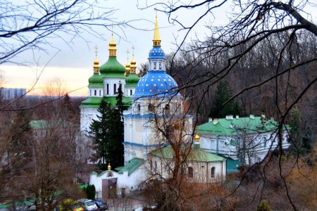 Foto de Kiev, Ucrania, 2 de enero de 2022: Vista aérea del monasterio histórico de Vydubychi en la capital ucraniana Kiev. - Imagen libre de derechos